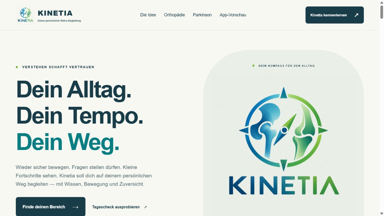 Kinetia: helle Website mit petrolfarbener Schrift und farbigem Kompasslogo